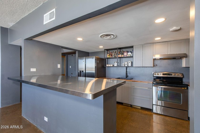 Elevated 16th-floor condo in Executive Towers offering stunning - photo 4