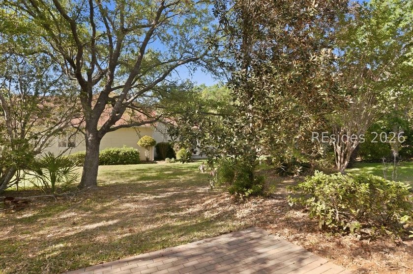 Well-maintained Potomac model located on a quiet cul-de-sac in - photo 3