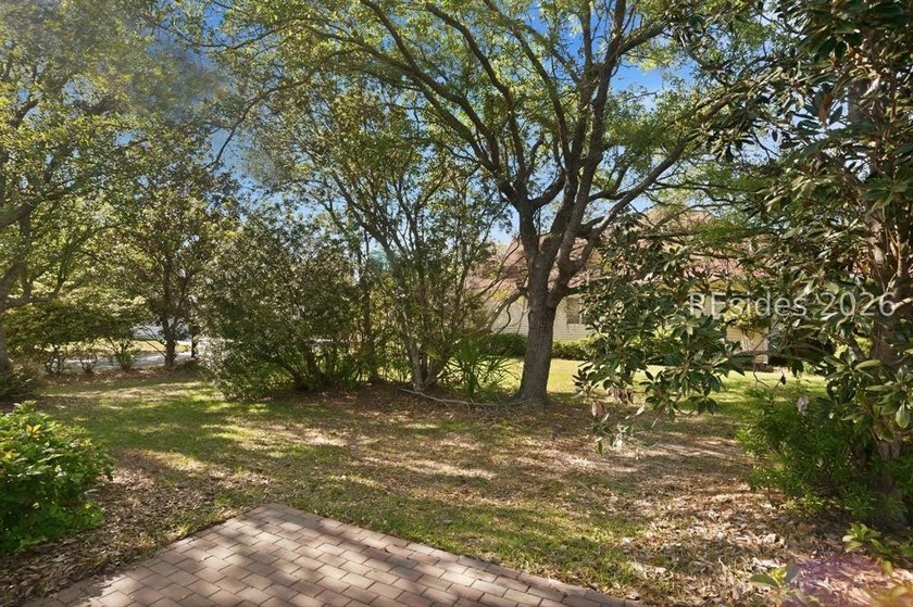 Well-maintained Potomac model located on a quiet cul-de-sac in - photo 4