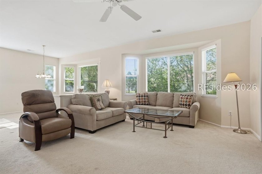 Well-maintained Potomac model located on a quiet cul-de-sac in - photo 5