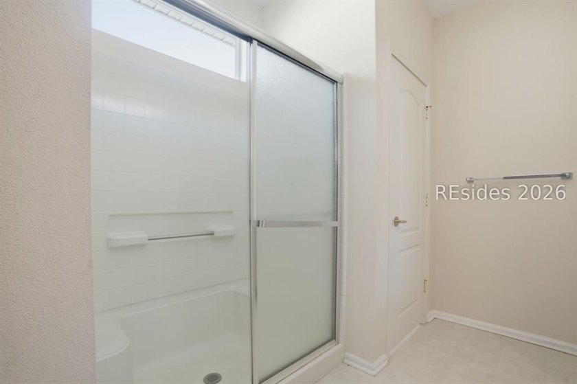 Well-maintained Potomac model located on a quiet cul-de-sac in - photo 9