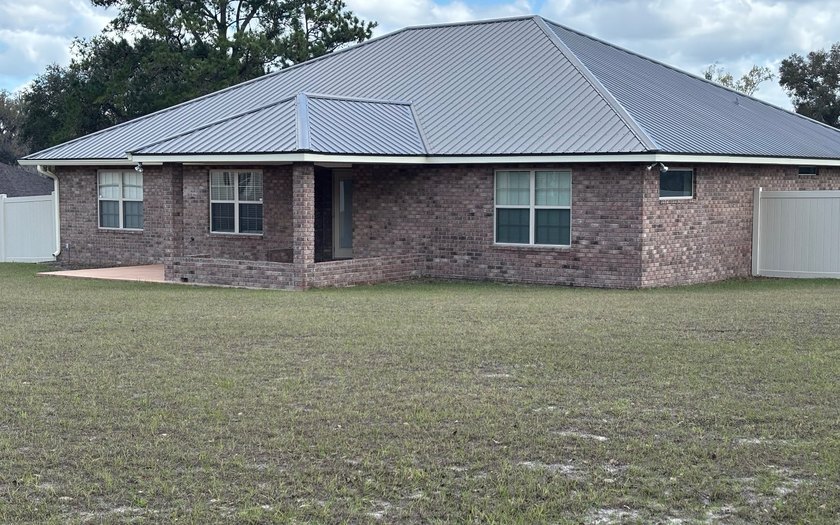 Move in ready, Beautiful brick home on large lot with new vinyl - photo 23