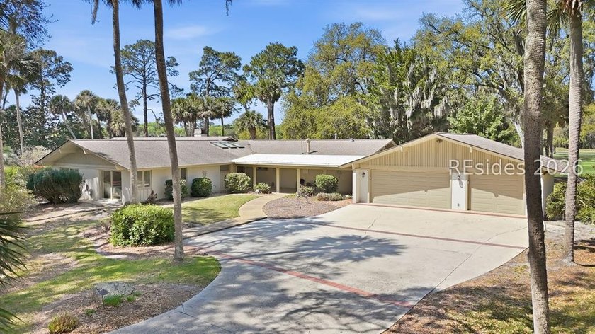 Set on more than one acre in the heart of Sea Pines, this - photo 2
