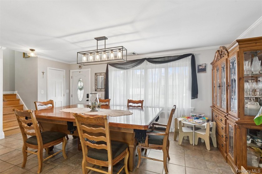 Welcome to this beautifully maintained 3 bedroom, 2 bathroom - photo 3
