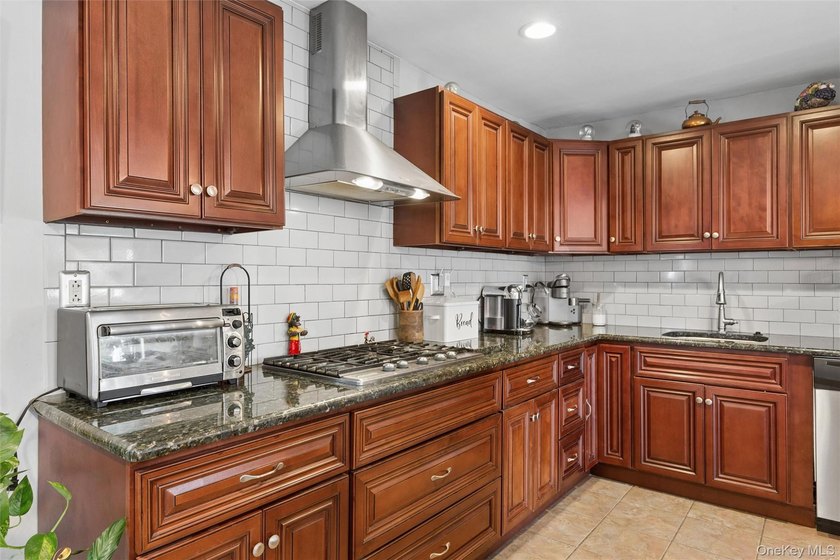 Welcome to this beautifully maintained 3 bedroom, 2 bathroom - photo 5