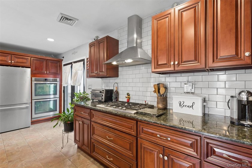 Welcome to this beautifully maintained 3 bedroom, 2 bathroom - photo 6