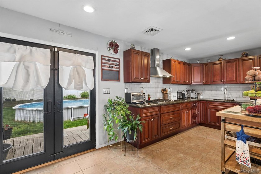 Welcome to this beautifully maintained 3 bedroom, 2 bathroom - photo 7