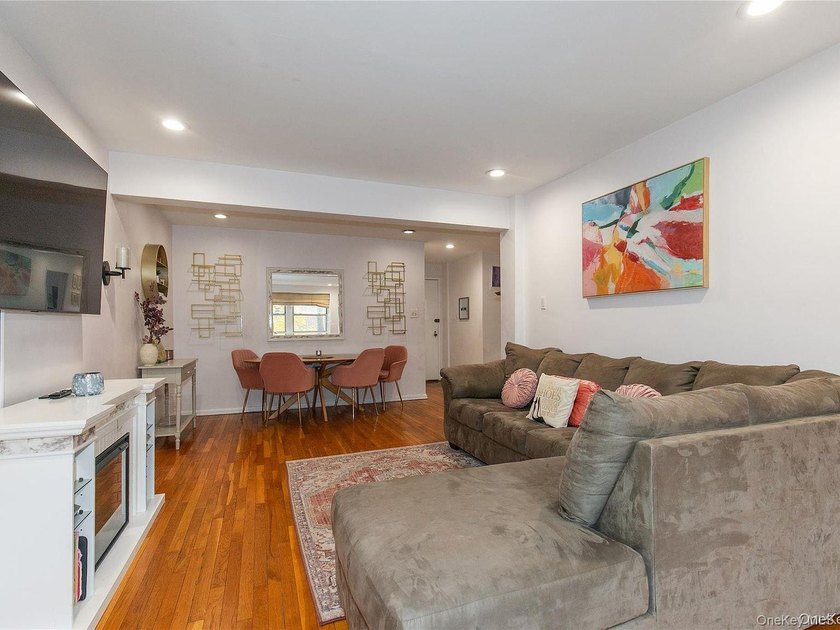 LARGE JR-4 CONVERTED TO A TRUE 2 BEDROOM! LOCATED IN THE HEART - photo 7