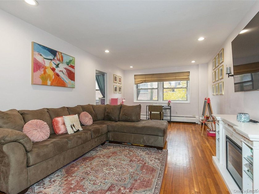 LARGE JR-4 CONVERTED TO A TRUE 2 BEDROOM! LOCATED IN THE HEART - photo 8