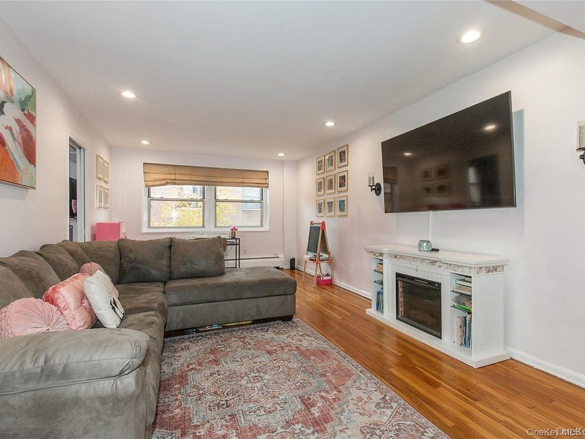LARGE JR-4 CONVERTED TO A TRUE 2 BEDROOM! LOCATED IN THE HEART - photo 9