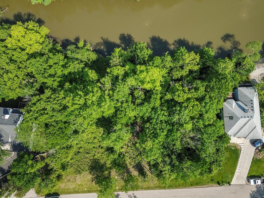 Dreaming of lakefront living without the hefty price tag? This - photo 5