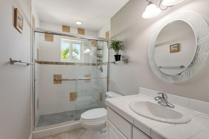 Nicely renovated 2BD/2BA waterfront half-duplex in Key Colony - photo 11