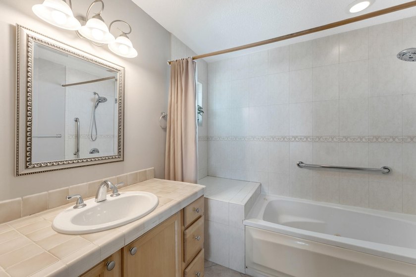 Nicely renovated 2BD/2BA waterfront half-duplex in Key Colony - photo 15
