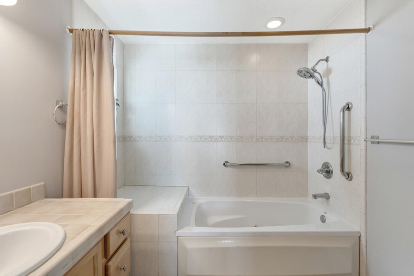 Nicely renovated 2BD/2BA waterfront half-duplex in Key Colony - photo 16