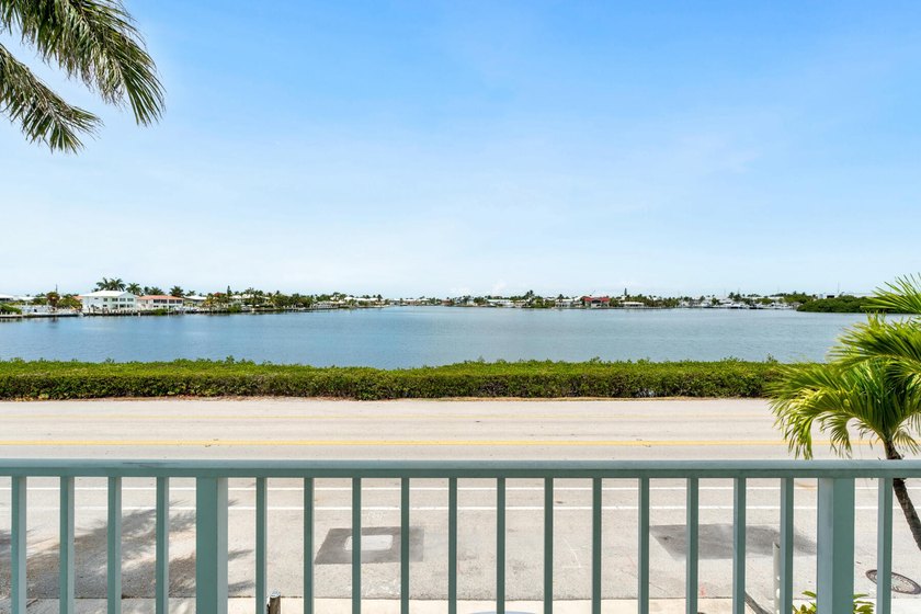 Nicely renovated 2BD/2BA waterfront half-duplex in Key Colony - photo 17