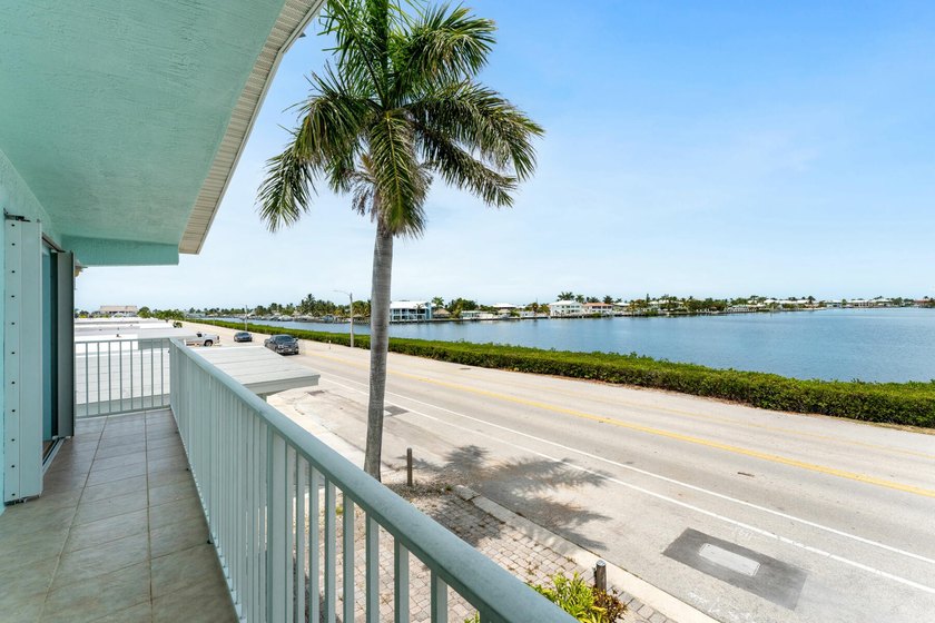 Nicely renovated 2BD/2BA waterfront half-duplex in Key Colony - photo 18