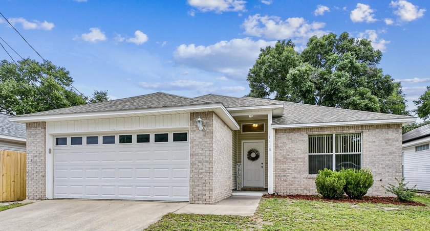 Welcome home to this charming 3-bedroom, 2-bathroom residence - photo 2