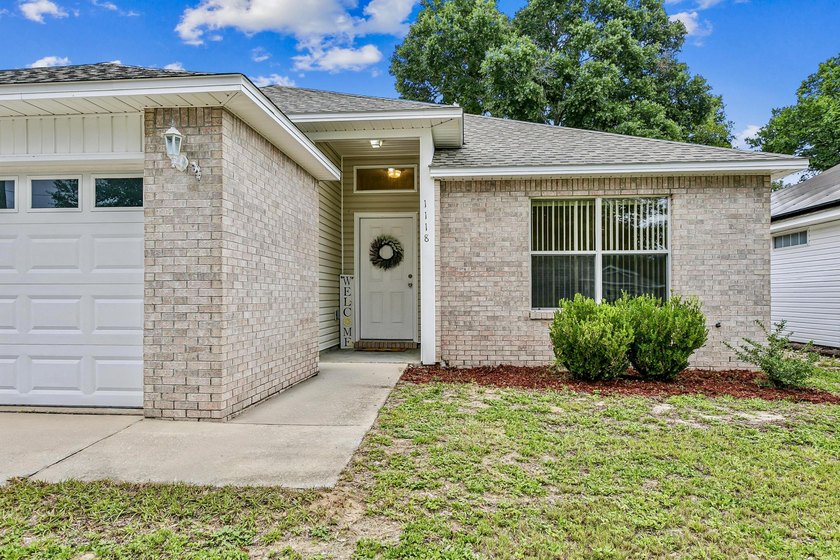 Welcome home to this charming 3-bedroom, 2-bathroom residence - photo 3