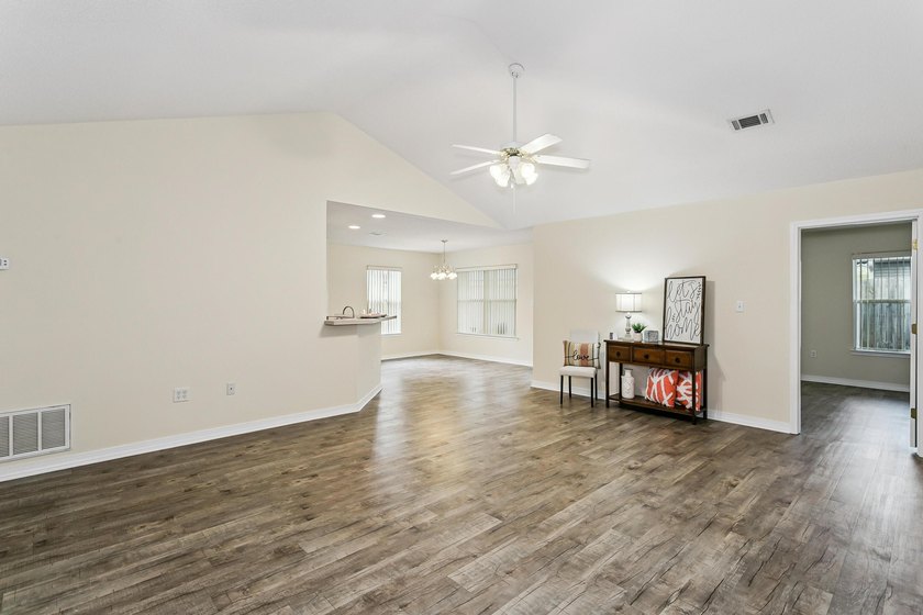 Welcome home to this charming 3-bedroom, 2-bathroom residence - photo 5