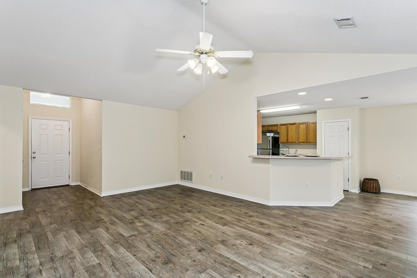Welcome home to this charming 3-bedroom, 2-bathroom residence - photo 6