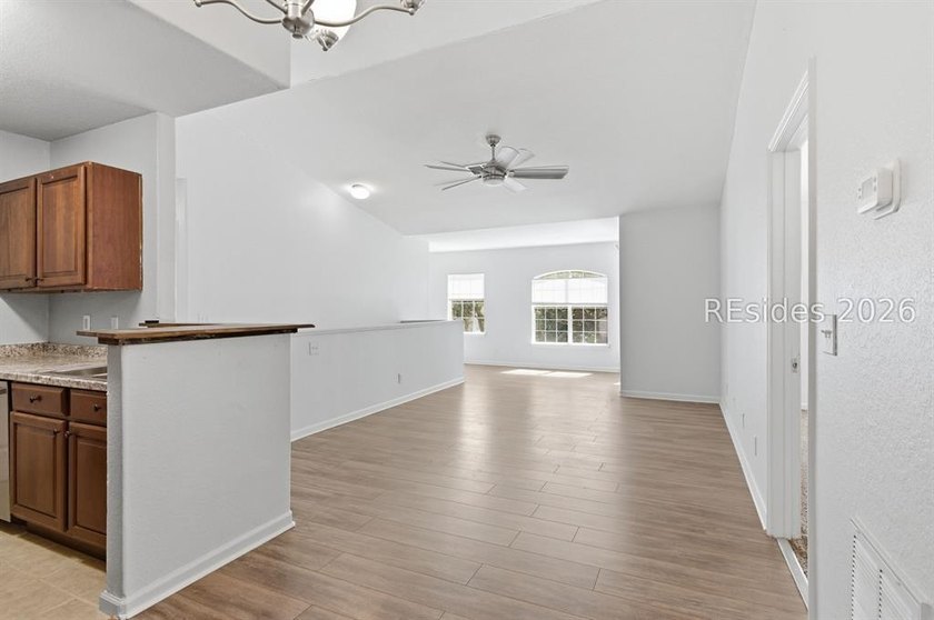 Beautifully updated remodeled second floor Villa. 2 bedrooms, 2 - photo 3