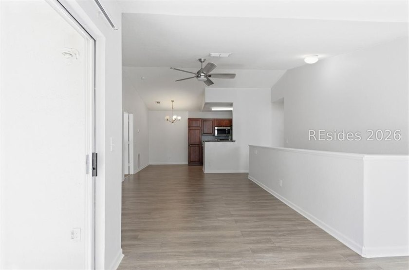 Beautifully updated remodeled second floor Villa. 2 bedrooms, 2 - photo 6