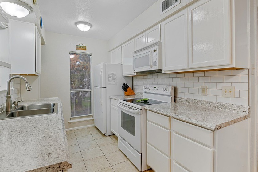 Welcome to coastal living in beautiful Rockport, Texas! This - photo 11