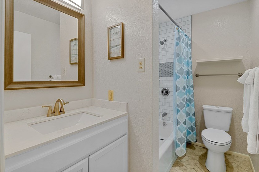 Welcome to coastal living in beautiful Rockport, Texas! This - photo 16