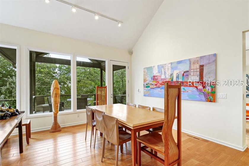 This sophisticated Marsh Island turn-key home offers a perfect - photo 18