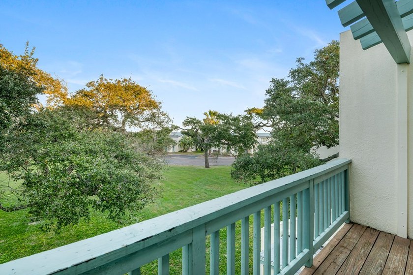 Welcome to coastal living in beautiful Rockport, Texas! This - photo 24