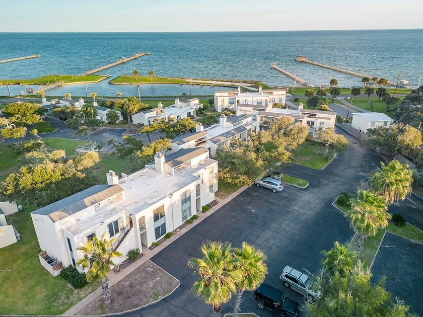 Welcome to coastal living in beautiful Rockport, Texas! This - photo 32