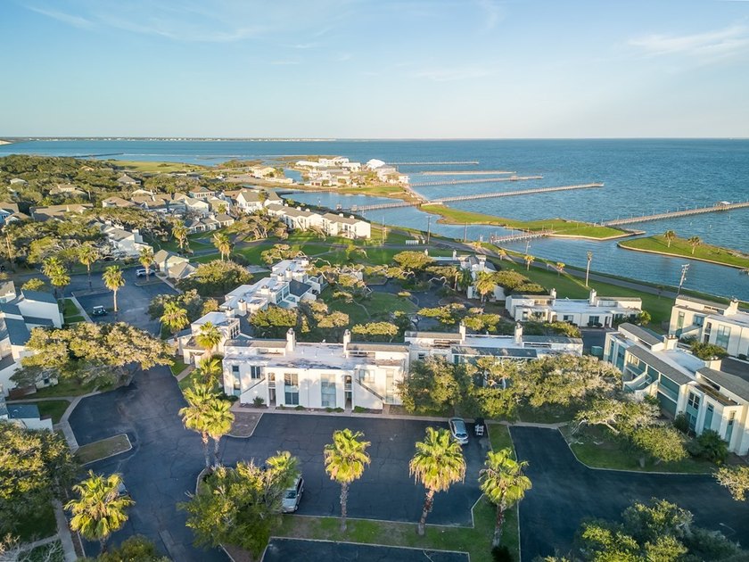 Welcome to coastal living in beautiful Rockport, Texas! This - photo 35