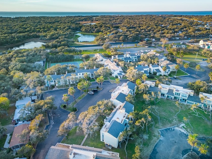 Welcome to coastal living in beautiful Rockport, Texas! This - photo 36