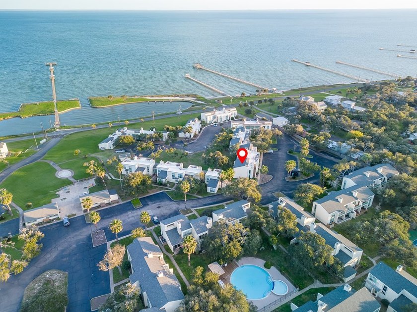 Welcome to coastal living in beautiful Rockport, Texas! This - photo 37