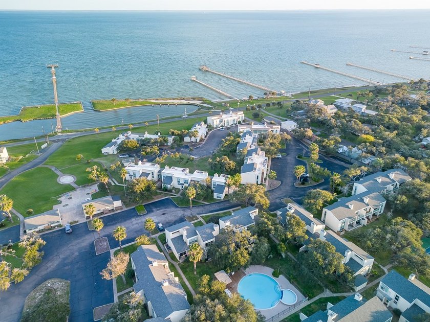 Welcome to coastal living in beautiful Rockport, Texas! This - photo 38