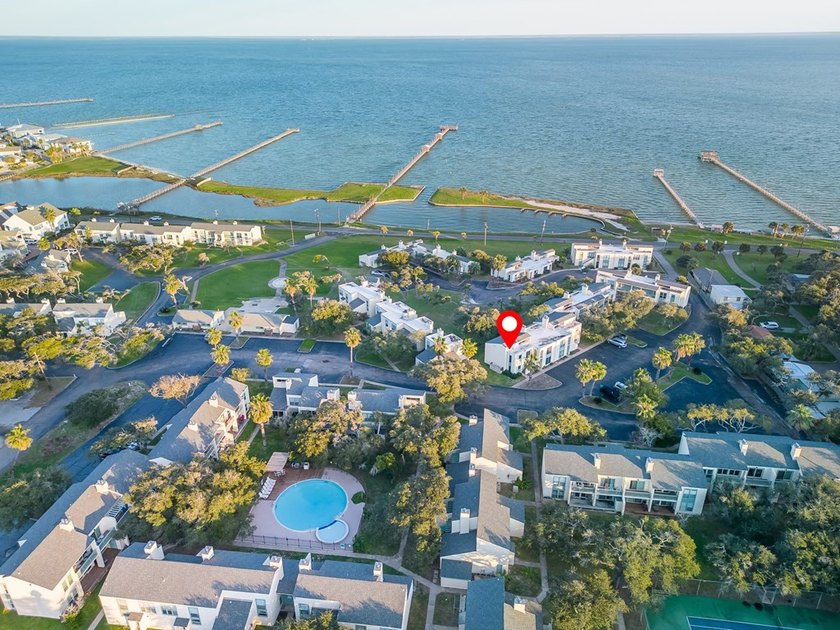 Welcome to coastal living in beautiful Rockport, Texas! This - photo 39