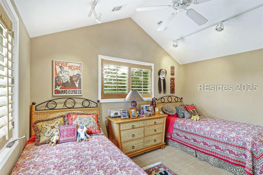 This sophisticated Marsh Island turn-key home offers a perfect - photo 40