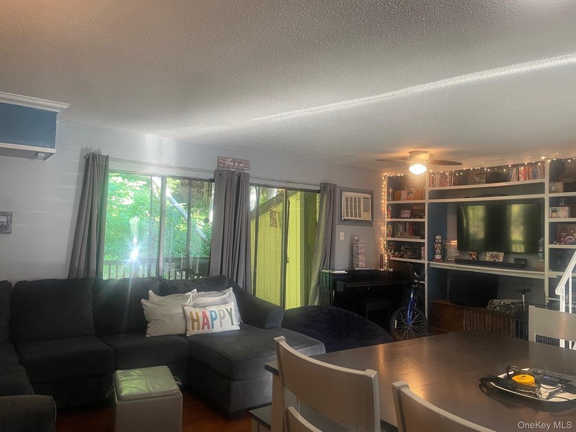 Beautiful Chelsea Cove End Unit with Wooded Privacy! Welcome - photo 4