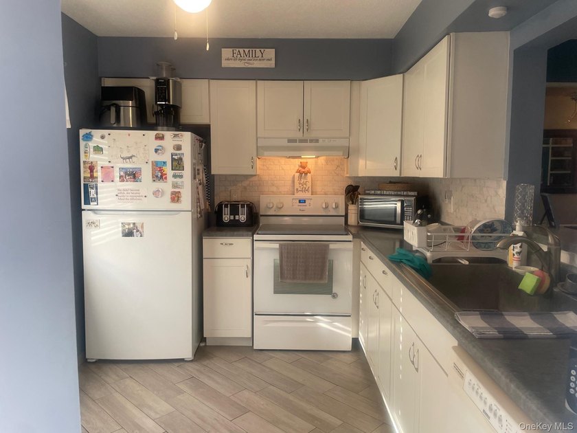 Beautiful Chelsea Cove End Unit with Wooded Privacy! Welcome - photo 8