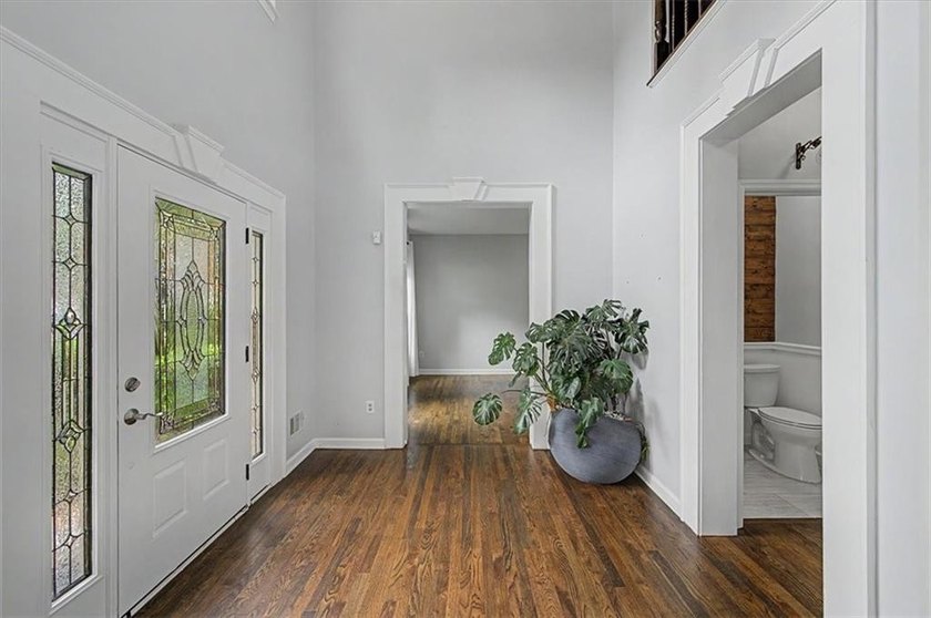 Impressive 5 bedroom , 3.5 bath Executive Home perfectly - photo 9