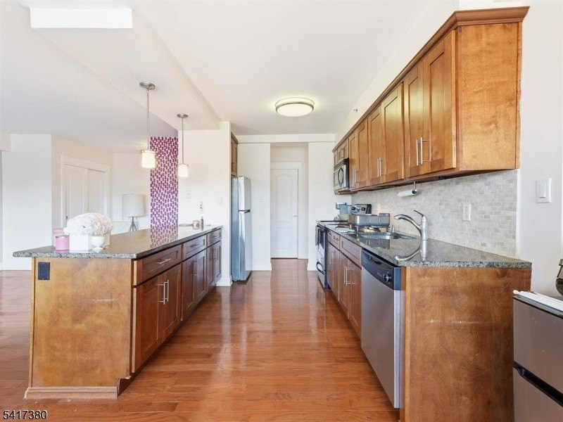 Welcome to this beautifully appointed move-in-ready condo - photo 11