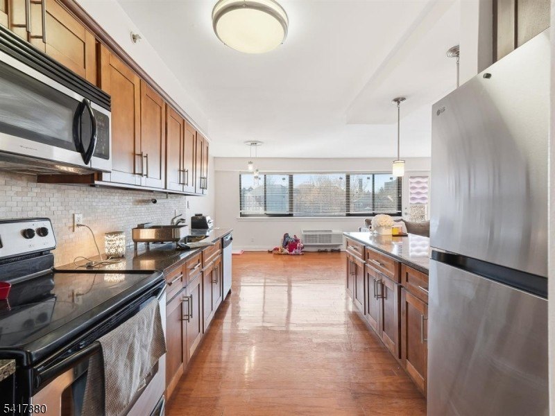Welcome to this beautifully appointed move-in-ready condo - photo 15