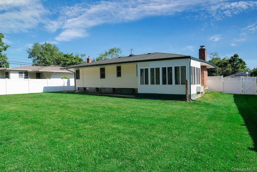 Welcome to 7 Applewood Road located in the Smithtown School - photo 16