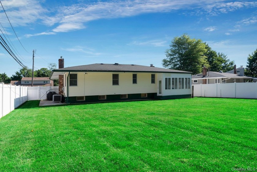 Welcome to 7 Applewood Road located in the Smithtown School - photo 18