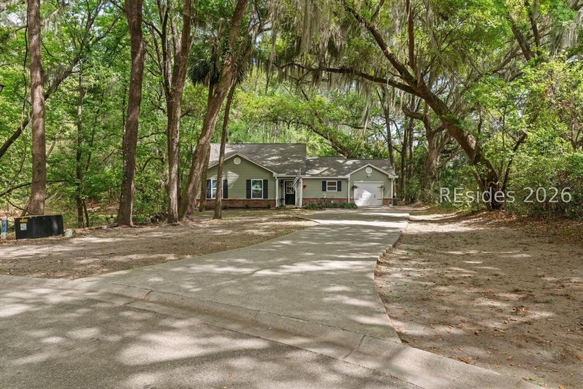Tucked away on a private wooded setting boasting a prime lot - photo 3