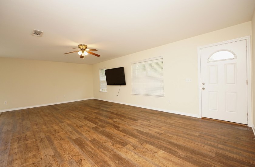 Fresh Interior Paint!! Pressure Washed!! Yard Work Done and - photo 4