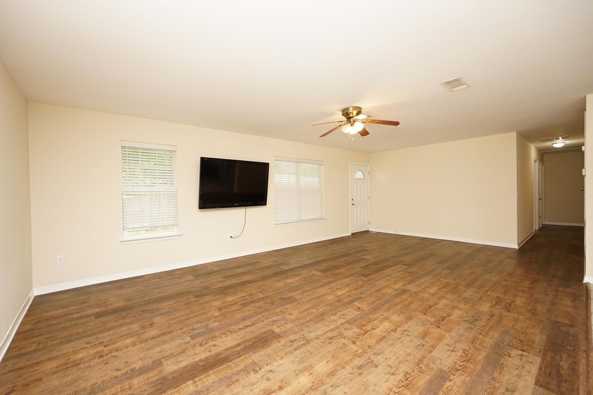 Fresh Interior Paint!! Pressure Washed!! Yard Work Done and - photo 5