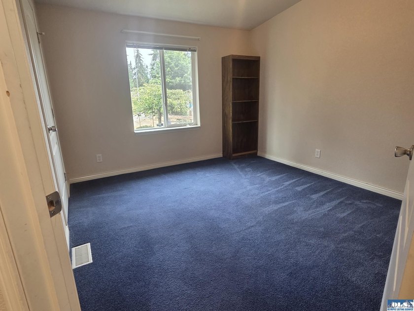 Space and natural light abound in this beautifully maintained - photo 26