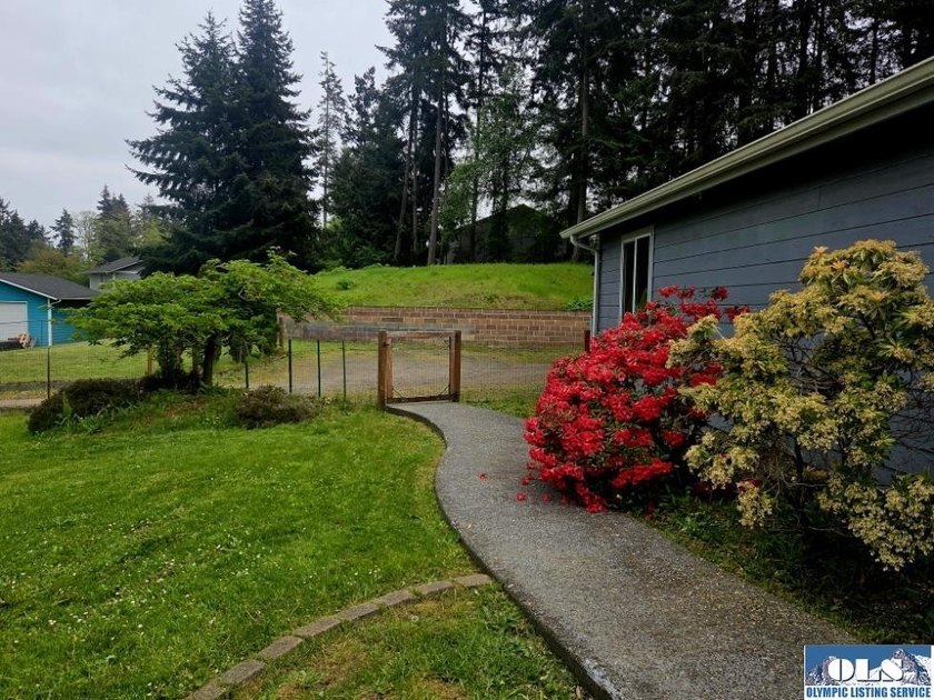 Space and natural light abound in this beautifully maintained - photo 30