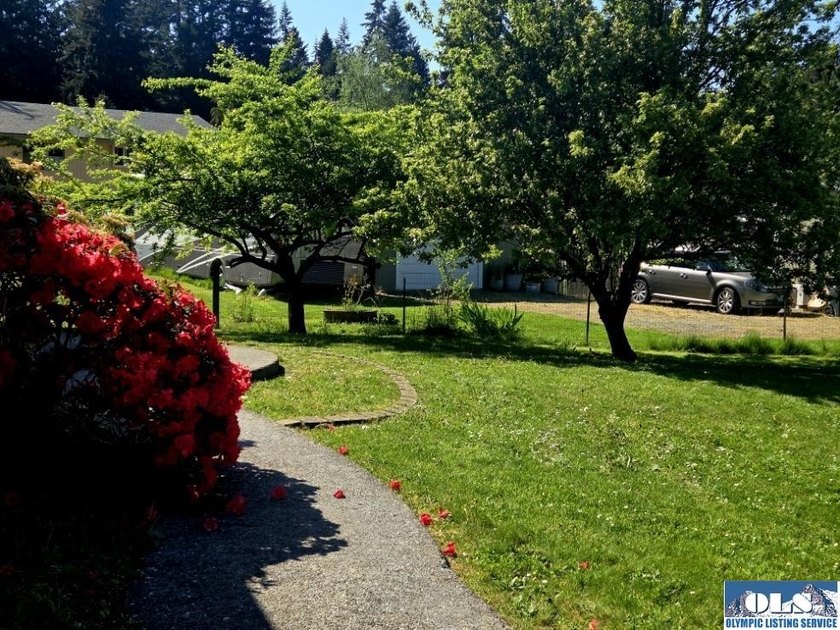 Space and natural light abound in this beautifully maintained - photo 32